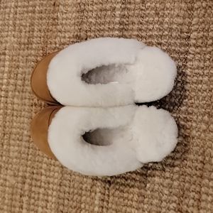 Coscto slippers nuknuuk size 10